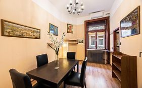 Oktogon Beautiful Relaxing Apartment